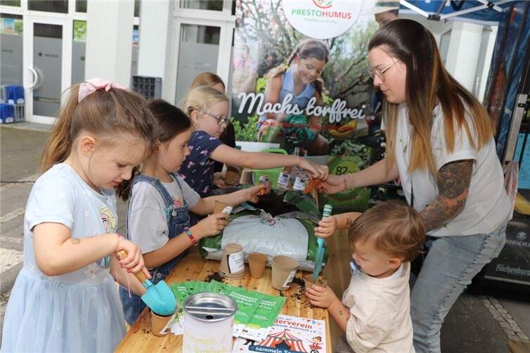 Die kleinen Besucher konnten bei einer Pflanzaktion teilnehmen.