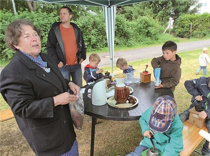 Die kleinen Besucher mahlten den Kaffee wie zu Großmutters Zeiten.