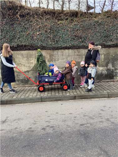 Die kleinen Detektive mit ihrem Bollerwagen.Foto: privat