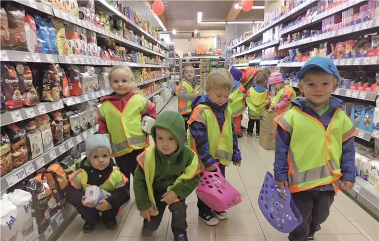 Die kleinen Einkäuferinnen und Einkäufer auf der Suche nach den guten Lebensmitteln. privat