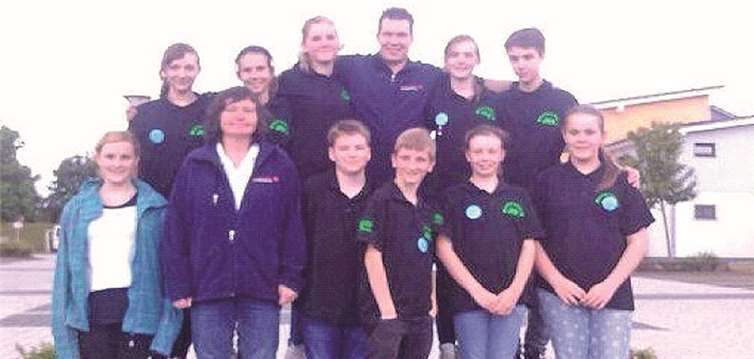 Die „kleinen Feiglinge“ des JRK Weitersburg (vorn von links): Schlachtenbummler Lena S., Betreuerin Petra F., Basti B., Yannik E., Kimi G. und Sassi N. Hinten von links: Franzi R., Angi W., Kati H., Betreuer Dennis W., Alina H. und Ruben S. Es fehlen: Michel N., Georg F., Sylvi N., Schlachtenbummler Alex J. und die von Weitersburg gestellten Schiedsrichter Simone H., Tanja R. und Kerstin E.privat