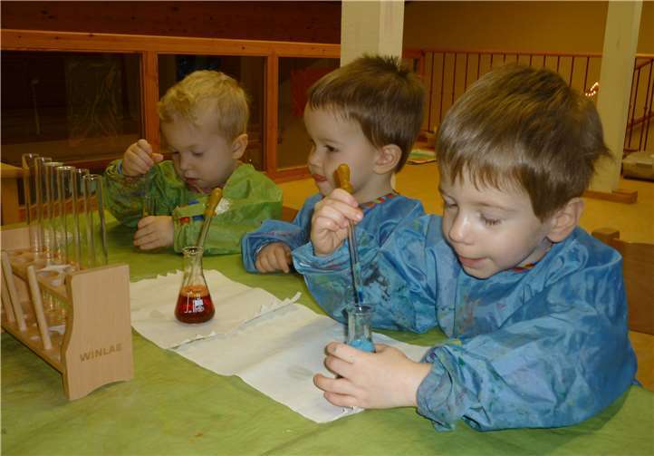 Die kleinen Forscher Felix Kroack, Aaron Bieler und Louis Wasem (v.l.) beim Experimentieren mit gefärbtem Wasser. Foto: privat
