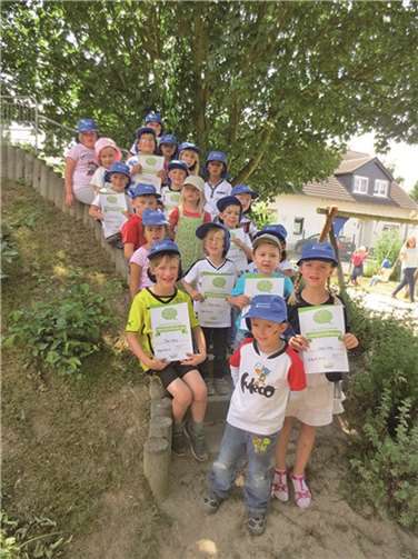Die kleinen Forscher des Kiga Pusteblume Kripp mit ihren Auszeichnungen. AB
