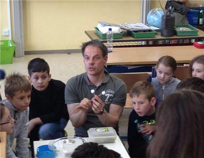 Die kleinen Forscher waren mit großem Tatendrang bei den Experimenten mit von der Partie.privat