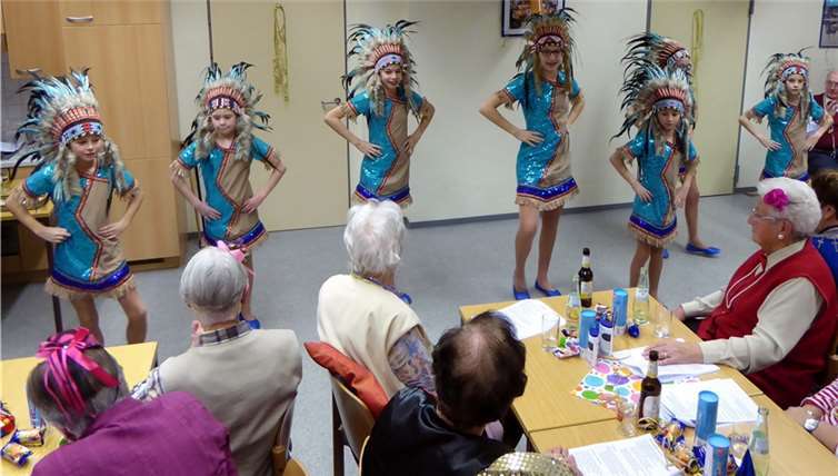 Die kleinen Funken des Karnevalsvereins Niederwerth gaben einen Indianertanz zum Besten.privat