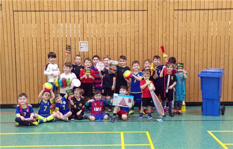 Die kleinen Fußballer hatten sichtlich Spaß beim Auspacken.Foto: privat