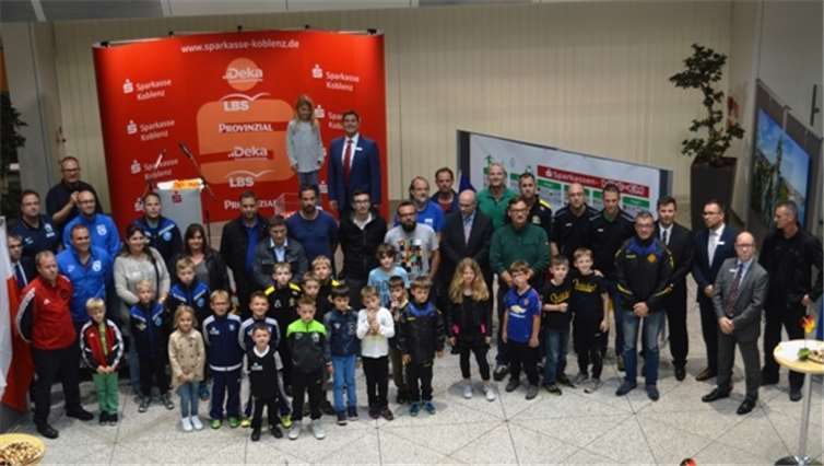 Die kleinen Fußballer können es kaum erwarten, den Mini-Europameister auszuspielen. privat