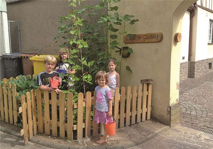 Die kleinen Gärtner in Waldorf arbeiten eifrig in ihrem „Kinder-Garten“. Inzwischen konnte auch schon geerntet werden. privat