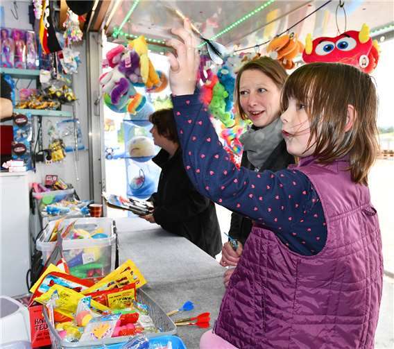 Die kleinen Gäste hatten viel Freude an den Buden auf dem Kirmesplatz. Fotos:RASCH