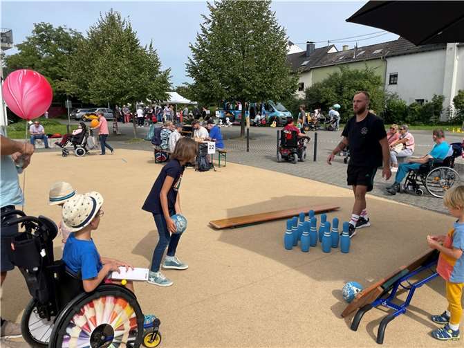 Die kleinen Gäste konnten Kegelspielen.  Foto: Julia Steffenfauseweh