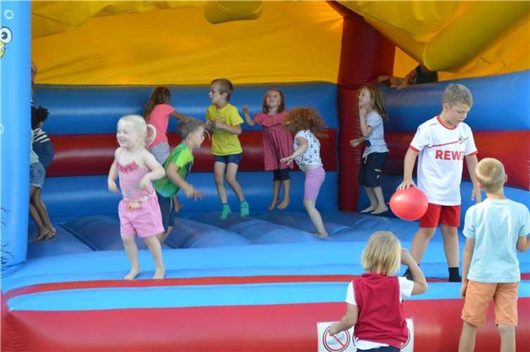 Die kleinen Gäste konnten sich auf der Hüpfburg austoben.