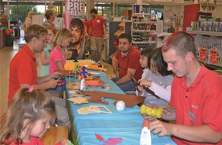 Die kleinen Gäste konnten sich die Zeit beim Herbstbasteln vertreiben. AB