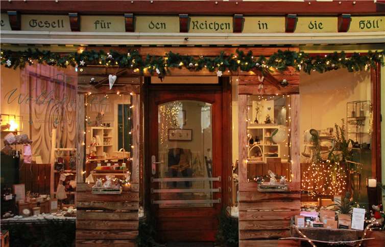 Die kleinen Geschäfte, Restaurants und Boutiquen der Stadt haben sich in zauberhafte "Weihnachtsbuden" verwandelt.