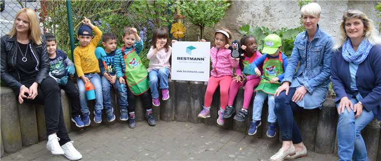 Die kleinen Hausherren mit Ines Gemein (li.), Leiterin Claudia Linden (2.v.re.) und Erzieherin Martina Schmitz.AB