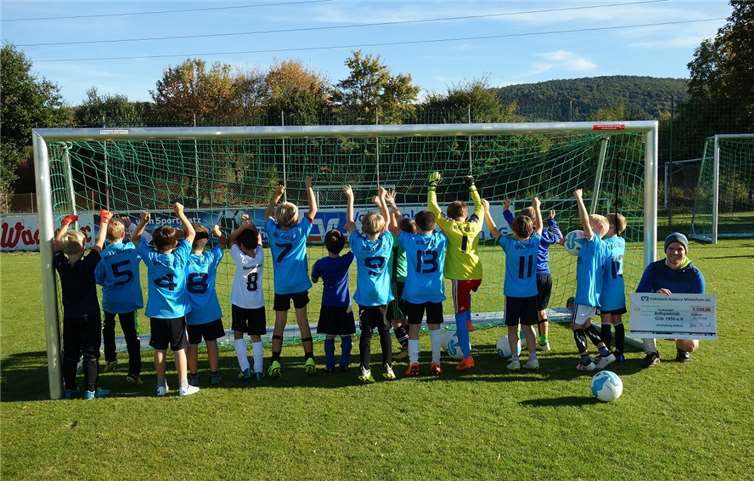 Die kleinen Kicker haben nur noch eines im Blick: Tore schießen. Trainer Alexander Hollmann freut sich, dass nun dank der Volksbank Koblenz Mittelrhein eG endlich rollbare mobile Tore zur Verfügung stehen.BSC Güls