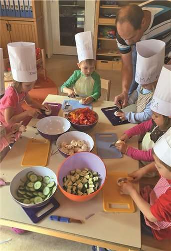 Die kleinen Köche eifrig bei der Arbeit. privat