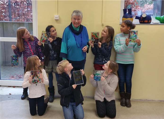 Die kleinen Künstler Pia (v. hinten links), Amira, Barbara Kessler, Laura, Monica, Maria-Dorothea, Liam und Mila mit Barbara Kessler im Werkraum der Schule. privat