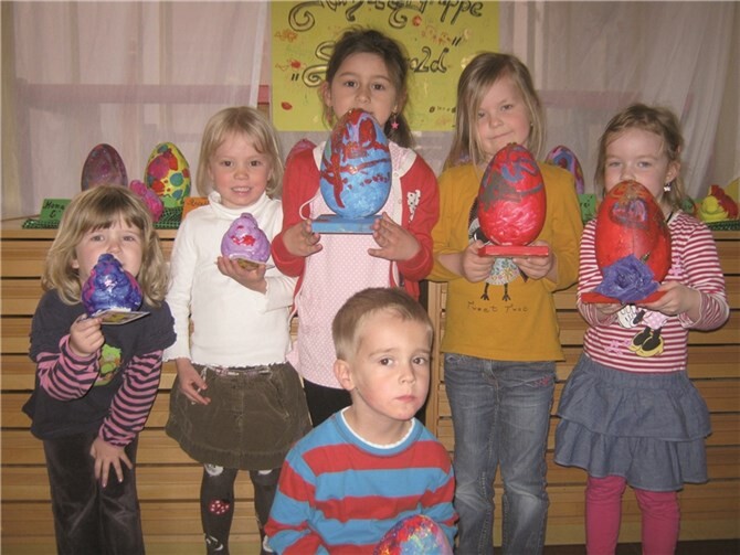 Die kleinen Künstler der Kita Château-Renault gestalteten große Ostereier.privat