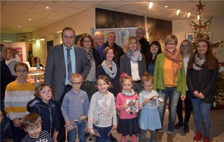 Die kleinen Künstler freuten über die große Aufmerksamkeit zur Ausstellungseröffnung. Neben Familienangehörigen und dem Kita-Team waren auch Vertreter von Verbands- und Ortsgemeinde gekommen. Foto: privat