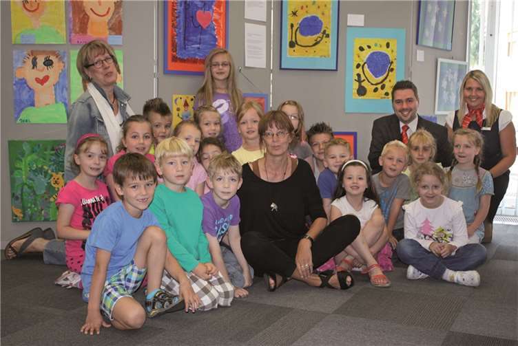 Die kleinen Künstler mit Manuel Frömberg, Leiter der Sparkasse Oberbieber, Kundenberaterin Stefanie Muth (r.), Leiterin der Kindertagesstätte Karin Schomisch (l.) und Projektleiterin Anne Reif.  privat