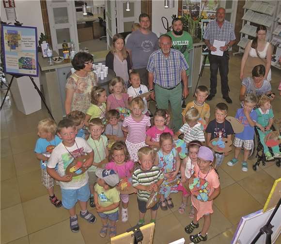 Die kleinen Künstler präsentieren ihre Werke.privat