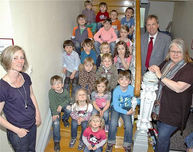 Die kleinen Künstler und li. Kiga Leiterin Ivonne Preuss, re. die Vorsitzende des Kulturvereins Mittelahr, Angelika Furt und Bürgermeister Achim Haag. UM