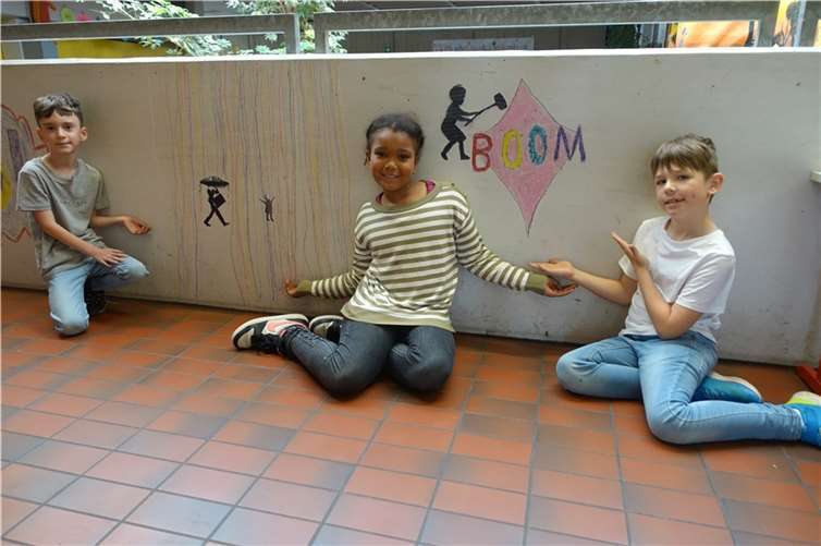 Die kleinen Künstler*innen gestalteten die Wände mit Blumen, Strichmännchen, Herzen, Regenbögen, Europafahnen und vielem mehr.