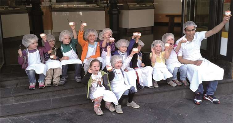 Die kleinen „Mitarbeiter“ präsentieren stolz das selbstgemachte Eisprivat