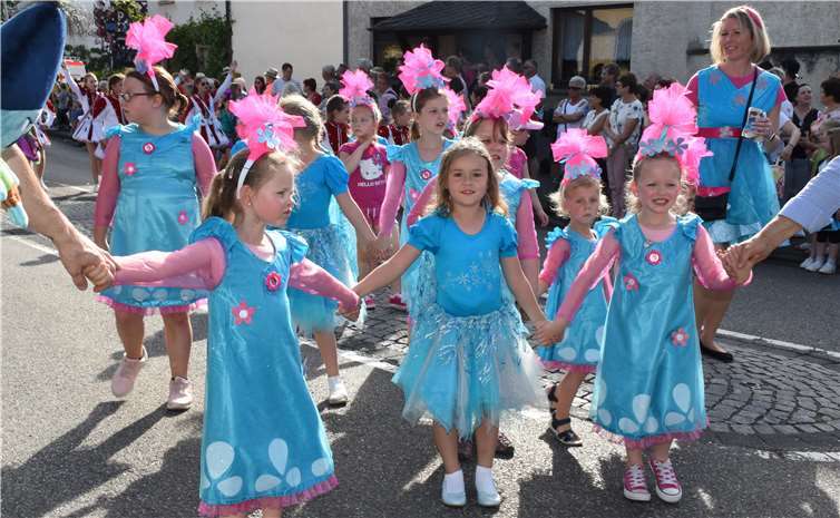 Die kleinen Nachwuchskarnevalisten waren mit Eifer dabei.