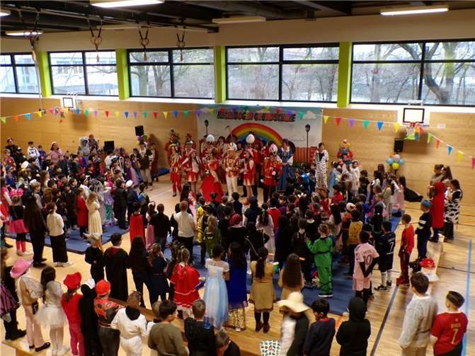 Die kleinen Narren erlebten einen unvergesslichen Tag voller Spaß, Musik und Tanz. Foto: Regenbogen-Grundschule/ LCV 1974 e.V.