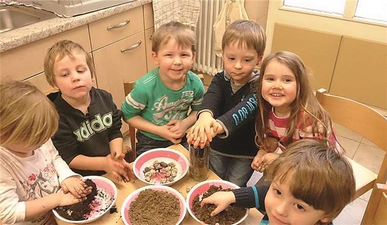 Die kleinen Naturkundeforscher beim Projekt „Natur durch alle Sinne erleben“ im Kindergarten Regenbogenland beim Experiment mit den Bodenbestandteilen, Garten- und Blumenerde, Sand und Steinen.privat