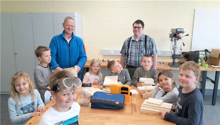 Die kleinen Naturschützer bekamen Unterstützung von der AG „Werken“.