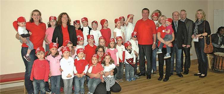 Kindergarten „Schatzinsel“ feierte seinen 20. Geburtstag Die kleinen Piraten posierten unter dem Geburtstagsbanner ihres Kindergartens. UM