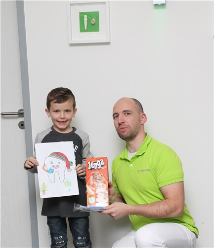 Die kleinen Preisträger hatten Spaß bei der Übergabe der gewonnenen Spiele.