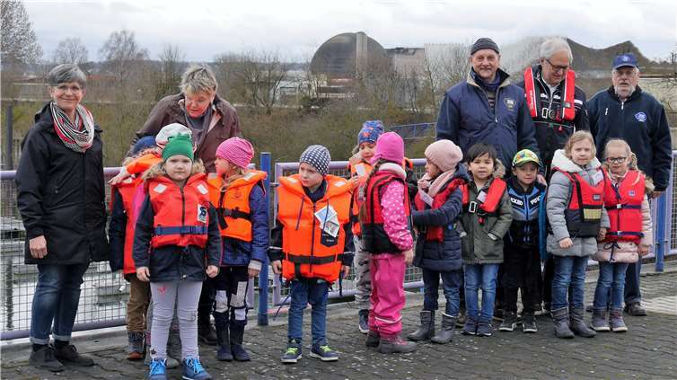 Die kleinen Regenbogenkapitäne lerntenallerlei beim Ausflug zum Neuwieder Yachthafen.privat