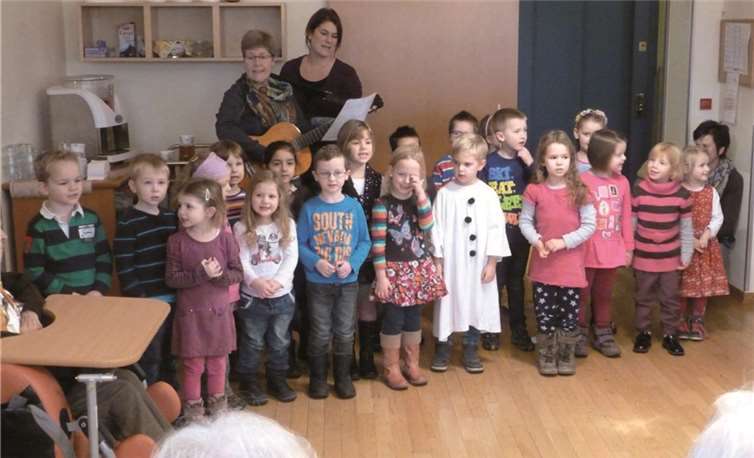 Die kleinen Sängerinnen und Sänger der Evangelischen Kita Feldkirchen erfreuten mit ihren Liedern zur Weihnachtszeit viele Menschen. privat