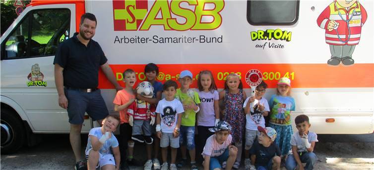 Die kleinen Sanitäter aus der Kita „ Villa Regenbogen“ mit der Handpuppe Dr. Tom und seinem Sanitäter Ben FabryFoto: Stadt Meckenheim