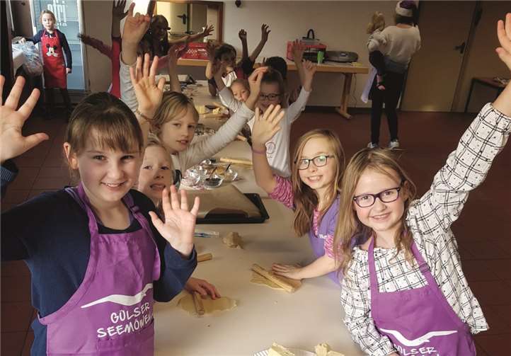 Die kleinen Seemöwen während des Backens in der Gülser Pfarrbegegnungsstätte.Quelle: Gülser Seemöwen