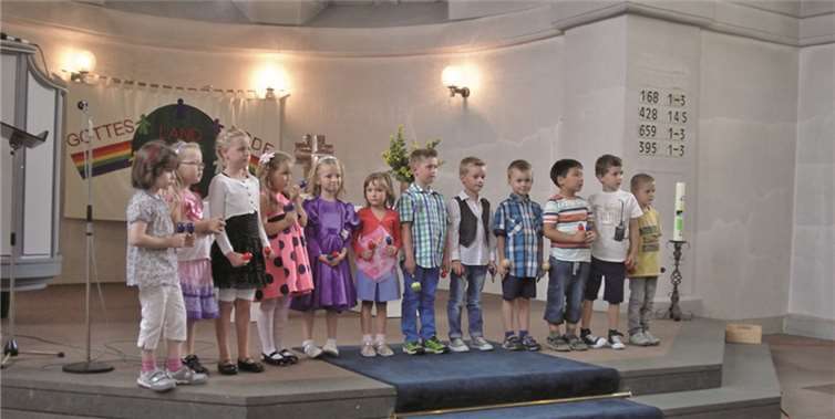 Die kleinen Spatzenkinder sind nun bereit, in die Schulzeit abzuheben: Zukünftige Erstklässler der Verbandsgemeinde Puderbach in der Kirche zu Niederwambach. privat