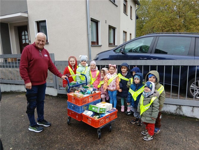 Die kleinen Spenderinnen und Spender bei der Übergabe der Lebensmittel bei der Tafel in Andernach. Foto: Kim Anna Jonas