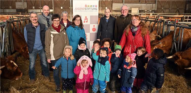 Die kleinen Tierliebhaber vom Kindergarten „Land der Märchen“ Esch gingen auf dem Bauernhof der Eheleute Schopp auf Entdeckungstour. Foto: KSK Ahrweiler