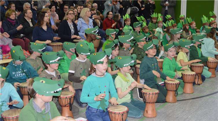 Die kleinen Trommelkünstler in Baum- und Krokodilkostümen. Fotos: -AB-