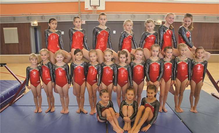 Die kleinen Turnerinnen strahlen in ihren neuen Trainingsanzügen. privat