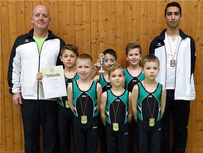 Die kleinen "Turnhelden" präsentierten stolz ihre Urkunden und ihren Pokal. privat