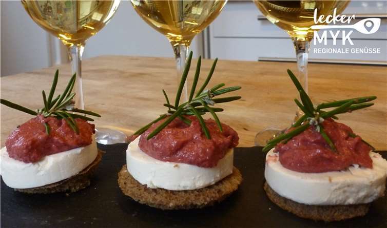 Die kleinen Ziegenkäsehäppchen mit Rote-Beete-Aufstrich sind ein Highlight der „Regionalen Tapas Woche“.  Foto: Maria Gietzen