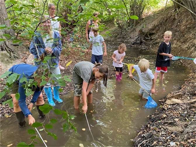 Die kleinen und großen Bachforscher des Kinder- und Jugendvereins „Meckikids e.V.“, trafen sich Ende August, um den Lebensraum „Bach“ mit seinen verschiedensten Fassetten mal genauer zu untersuchen. Foto: privat