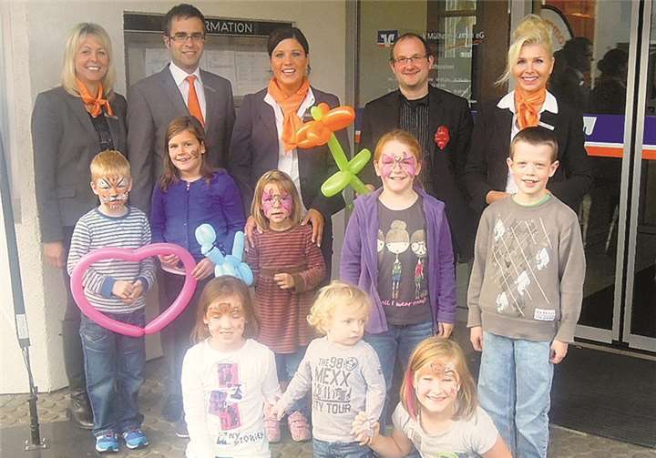 Die kleinen und großen Besucher sowie das Team der Volksbank hatten viel Spaß und freuen sich bereits auf den nächsten Weltspartag. privat