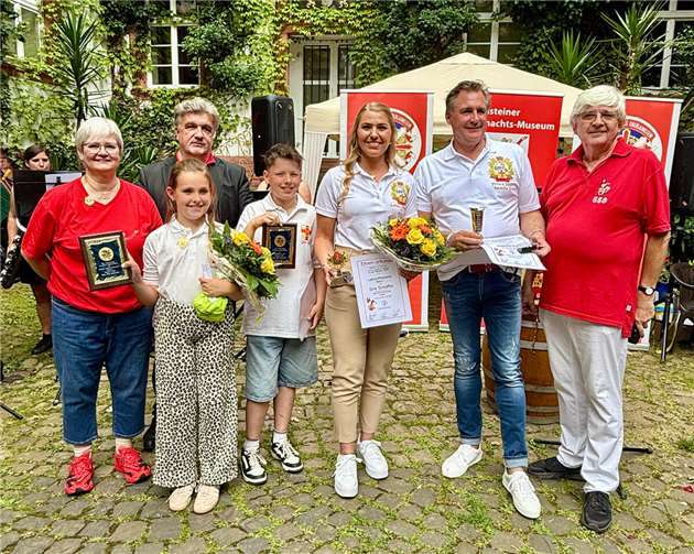 Die kleinen und großen Tollitäten wurden geehrt.  Foto: Vera Bonn