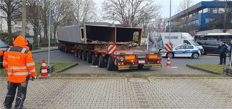 Erste Brückenbauteile wurden angeliefert Die kleineren Brückenbauteile können mithilfe eines LKW-Transportes an die Baustelle gebracht werden.