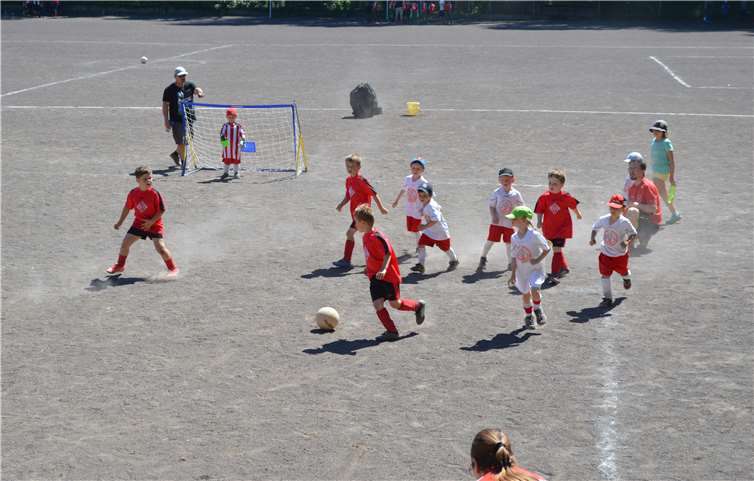 Die kleinsten Fußballer standen als erste auf dem Platz: Mit einem Bambini-Turnier startete die Sportwoche des BSC Unkelbach. Foto: AB